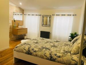 um quarto com uma cama e um lavatório em Les Dames Jeannes em Jarnac