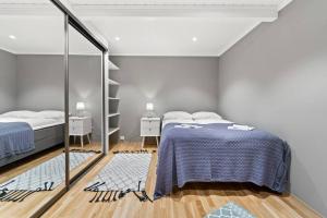 Postel nebo postele na pokoji v ubytování Large apartment in Dignified Central Villa