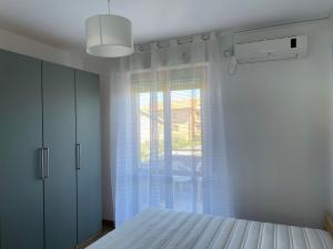 una camera con un letto e una grande finestra di Dimora Dalmazia a Vasto