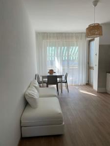 un soggiorno con divano bianco e tavolo di Dimora Dalmazia a Vasto