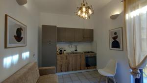 a living room with a couch and a kitchen at LechicchediLampedusa in Lampedusa