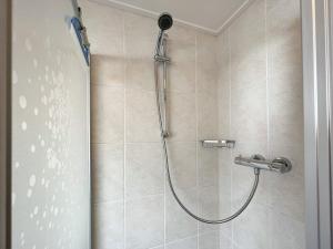Vakantiewoning aan Zee - 150m van het Strand في إغموند آن زي: دش في الحمام مع باب زجاجي
