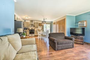 Køkken eller tekøkken på Mears Abode with Pool Access, Near Silver Lake! + 19 billeder