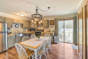 Køkken eller tekøkken på Mears Abode with Pool Access, Near Silver Lake!