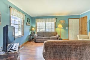 Et opholdsområde på Mears Abode with Pool Access, Near Silver Lake!