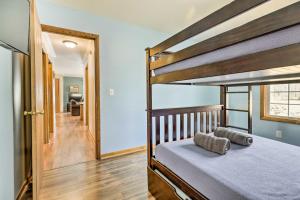 En eller flere senge i et værelse på Mears Abode with Pool Access, Near Silver Lake!