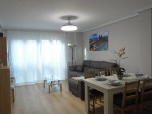 a living room with a table and a couch at INSULA PLAzA MAYOR HOME in Astorga