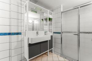 un bagno con lavandino e doccia di Bandabou Breeze Curacao a Willibrordus