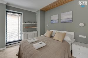 1 dormitorio con 1 cama grande y 2 toallas. en MS Apartments Rest 3.0 en Sopot