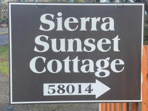 un panneau pour une sierra Sunset College dans une rue dans l'établissement Sierra Sunset Cottage -Yosemite area vacation cottage, à Ahwahnee