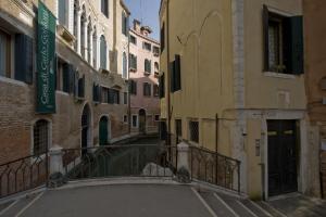 una strada vuota in un vicolo tra gli edifici di I Gioielli del Doge - Topazio a Venezia