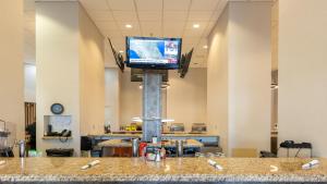 TV a/nebo společenská místnost v ubytování Holiday Inn Phoenix-Mesa Chandler by IHG