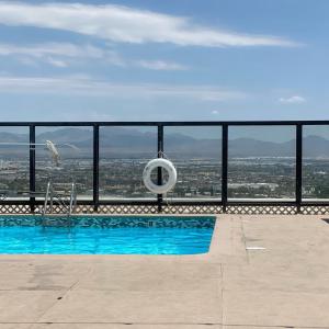 un aeroplano è seduto sopra un edificio con piscina di DOWNTOWN LAS VEGAS Beautiful Unit at 4 Queens Casino FREMONT a Las Vegas