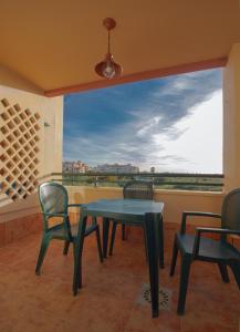 un tavolo e sedie su un balcone con vista di Apartment Isla Canela Luxury a Huelva
