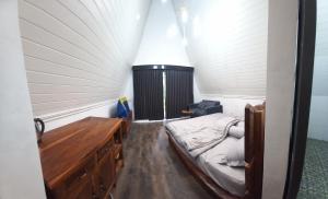 にあるKhethech cabinのベッドと木製ベンチ付きの小さな部屋です。