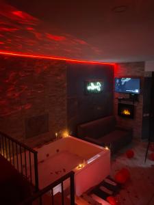 salon z wanną i telewizorem w obiekcie Sweetlove Spa w mieście Terracina