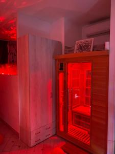 pokój z klatką z czerwonymi światłami w obiekcie Sweetlove Spa w mieście Terracina +16 zdjęć