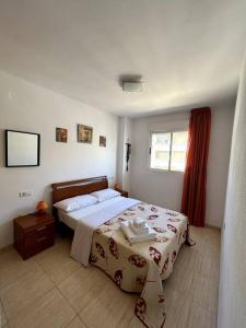 - une chambre avec un lit et une fenêtre dans l'établissement Oropesa del Mar Inn, à Oropesa del Mar