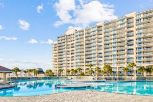 un gran edificio de apartamentos con una gran piscina en A Home Away from Home en North Myrtle Beach