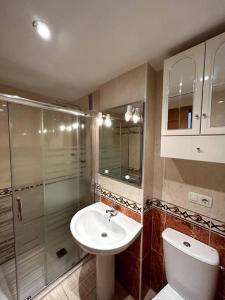 La salle de bains est pourvue d'un lavabo, d'une douche et de toilettes. dans l'établissement Oropesa del Mar Inn, à Oropesa del Mar