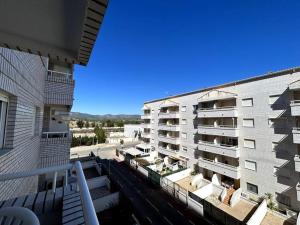 - une vue depuis le balcon d'un immeuble dans l'établissement Oropesa del Mar Inn, à Oropesa del Mar
