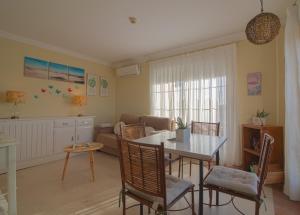 una cucina e un soggiorno con tavolo e sedie di Apartment Isla Canela Luxury a Huelva