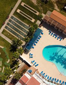 Bazén v ubytování See Dolphins From Your Private Deck with This Beautiful Property! nebo v jeho okolí