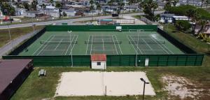 Tenis a/nebo squash v ubytování See Dolphins From Your Private Deck with This Beautiful Property! nebo okolí