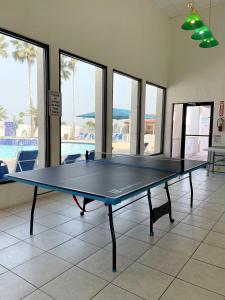 Stolní tenis v ubytování See Dolphins From Your Private Deck with This Beautiful Property! nebo okolí