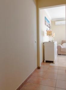 Apartment Isla Canela Luxury في هويلفا: غرفة مع مدخل مع أرضية من البلاط