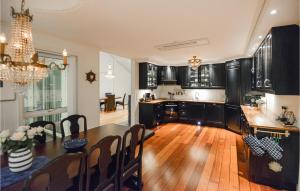 een keuken met zwarte kasten en een eettafel bij Cozy Apartment In Fister With Wifi in Fister