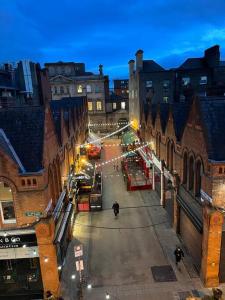 Blick auf eine Stadtstraße in der Nacht mit Gebäuden in der Unterkunft Charming central 3 Bed in Dublin