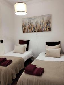 Tempat tidur dalam kamar di Bird's Nest Lisbon Apartment