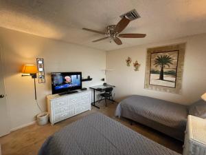 Heron's Sea Cottage with view of Space X and just minutes from South Padre Island客房内的一张或多张床位