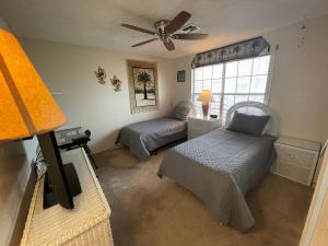 Heron's Sea Cottage with view of Space X and just minutes from South Padre Island客房内的一张或多张床位