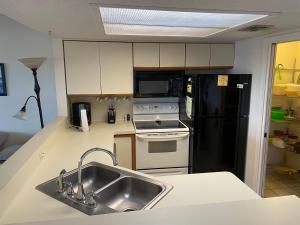 Heron's Sea Cottage with view of Space X and just minutes from South Padre Island的厨房或小厨房