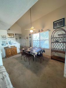 伊莎贝尔港Heron's Sea Cottage with view of Space X and just minutes from South Padre Island的房间里有一张桌子和几把椅子的餐厅