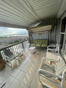 Heron's Sea Cottage with view of Space X and just minutes from South Padre Island的阳台或露台