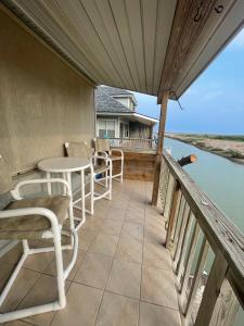 Heron's Sea Cottage with view of Space X and just minutes from South Padre Island的阳台或露台