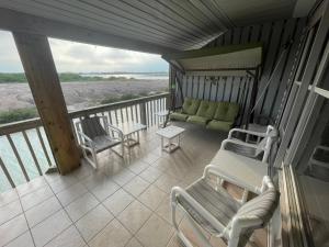 Heron's Sea Cottage with view of Space X and just minutes from South Padre Island的阳台或露台