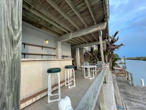 Heron's Sea Cottage with view of Space X and just minutes from South Padre Island的阳台或露台