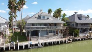 伊莎贝尔港Heron's Sea Cottage with view of Space X and just minutes from South Padre Island的水面上的房子