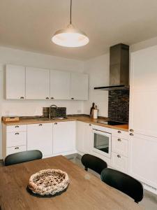 a kitchen with a wooden table with chairs and a bowl on it at Zentrale 88qm mit Nähe zur Messe Essen! MA2L in Essen