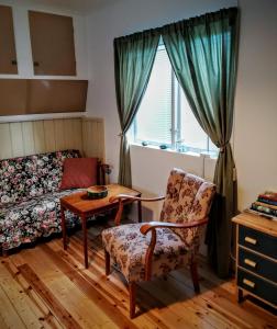 sala de estar con sofá, silla y mesa en Stuga i Furudal (nära Rättvik), en Furudal