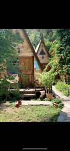 eine kleine Holzhütte mit einer Veranda im Garten in der Unterkunft Oran Ağaç Bungalovs in Kemer