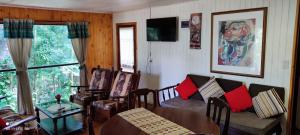 een woonkamer met een bank en een tafel bij Estancia La Paulina in Eldorado