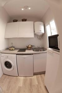 een keuken met een wasmachine en een wastafel bij Malaga Beach And Sun in Málaga