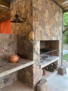 un horno de piedra con una olla sentada en una mesa en CASA CON INCREIBLES VISTAS!!! en Salta