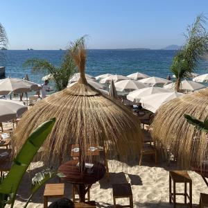 ジュアン・レ・パンにあるAppartement 32m2 Juan les Pins 350 m plage climatisé WIFI centreの海の景色を望むビーチ(椅子、パラソル付)