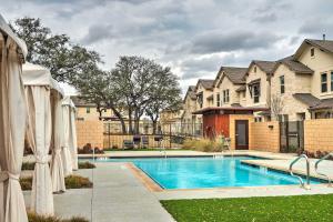 - une piscine dans une cour avec des maisons dans l'établissement Upscale and Modern Austin Townhome with Pool Access!, à Austin